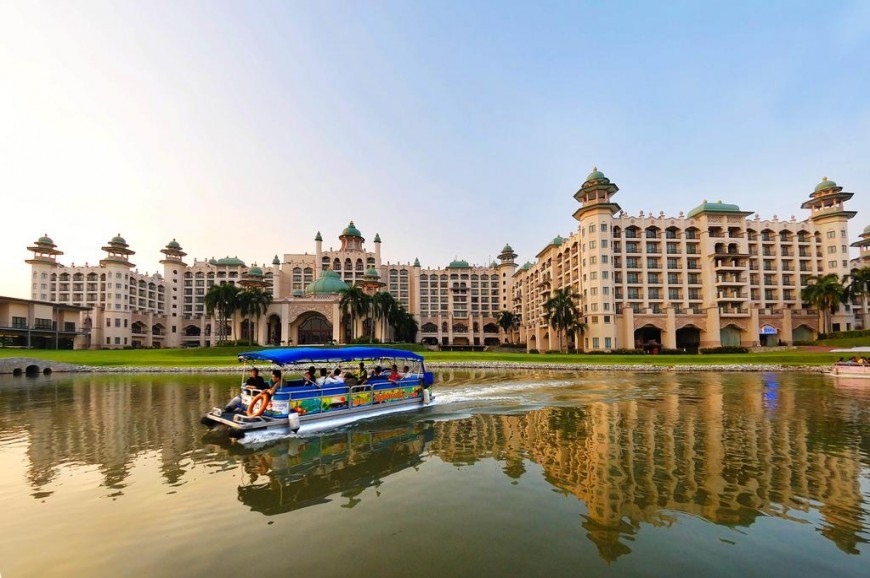 بحيرة الماينز والخيول الذهبية في ولاية سيلانجور بماليزيا بحيرة الماينز والخيول الذهبية في ولاية سيلانجور بماليزيا