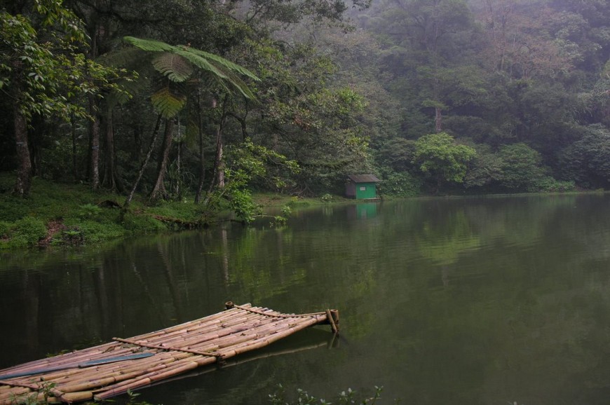  البحيرة الملونة بونشاك اندونيسيا