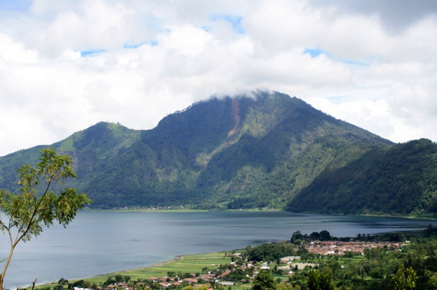 جـبـل وبـحـيــرة باتور بالي اندونيسيا جـبـل وبـحـيــرة باتور بالي اندونيسيا