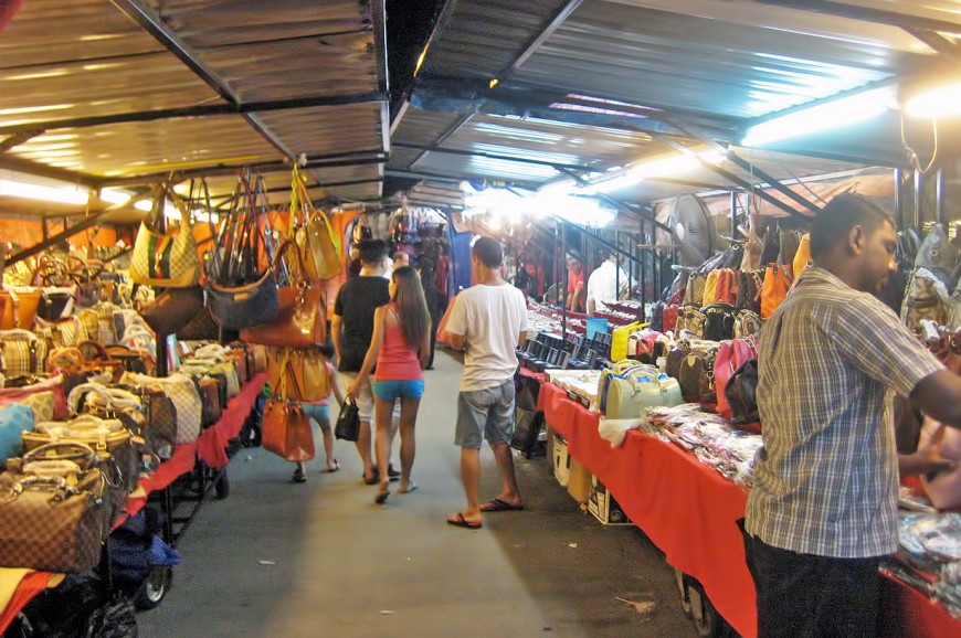 السوق الليلي في جزيرة بيانج بماليزيا