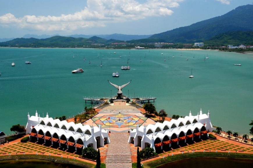 ميدان نصب النسر في لنكاوى ماليزيا  ميدان نصب النسر في لنكاوى ماليزيا