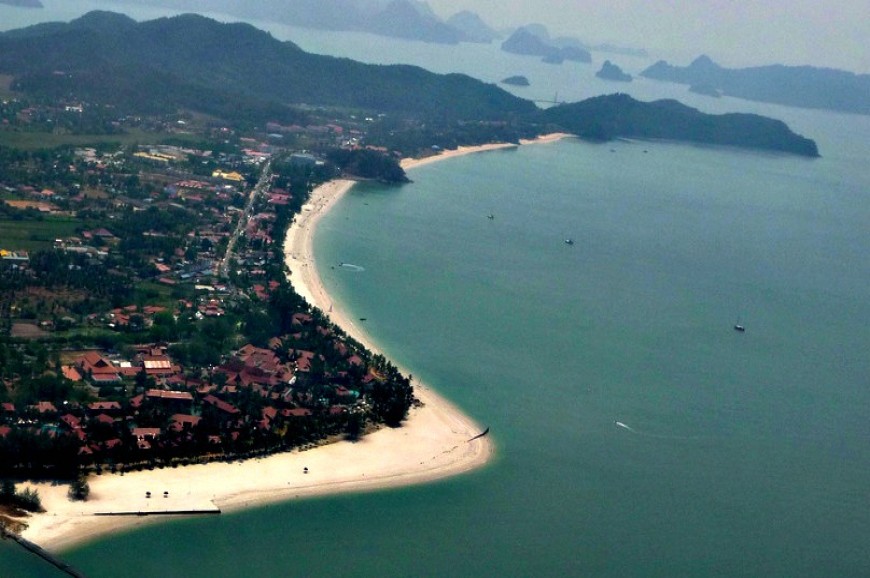 شاطئ سينانغ في لنكاوي بماليزيا شاطئ سينانغ في لنكاوي بماليزيا