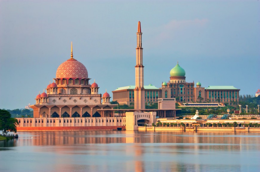مسجد بوترا الاحمر في مدينة بواتراجايا ماليزيا