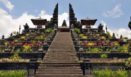 معبد بيساكيه الأم بالي اندونيسيا